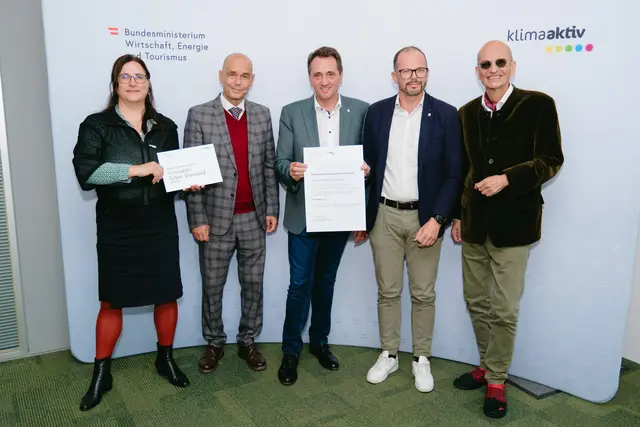 klimaaktiv Silber für die Wohnanlage Birkenweg, 2. Baustufe in Finkenstein.
Im Bild: Gerhard Alberer, Karl Zußner, Alfred Groyer und Peter Kusstatscher gemeinsam mit Katharina Kowalski (Wirtschaftsministerium) | Foto: BMWET/APA-Fotoservice/Stefan Reichmann