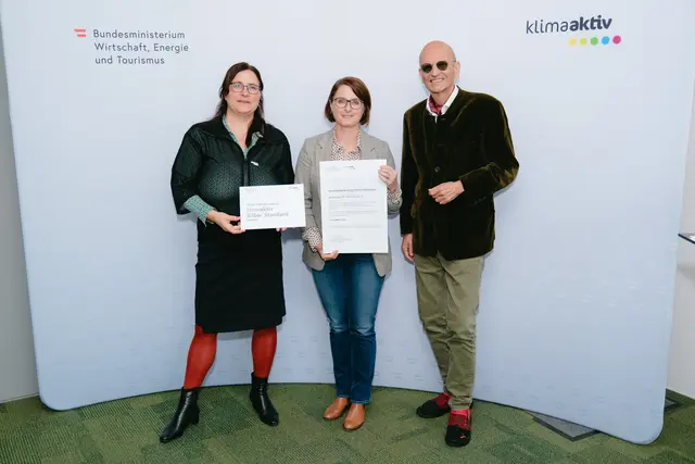 klimaaktiv Silber für die Wohnanlage 10. Oktoberstraße, II in Wolfsberg.
Im Bild: Gerlinde Peyker, Peter Kusstatscher und Katharina Kowalski. | Foto: BMWET/APA-Fotoservice/Stefan Reichmann