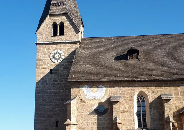 Normalzeit in Bad Vigaun: Die Sonnenuhr von 1765 und die Turmuhr der Pfarrkirche zeigen ab 26. Oktober wieder die gleiche Zeit. | Foto: horologium, Michael Neureiter