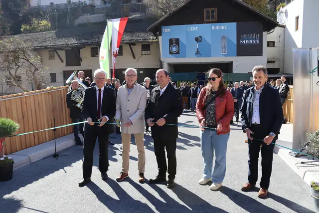 BH Siegmund Geiger, Herbert Mayer (Bgm. Landeck), LH-Stv. Josef Geisler, Katharina Oppl (Abteilung Landesstraßen und Radwege) und Josef Illmer (ist mittlerweile pensioniert, war früher beim Land Tirol u.a. für Brückenbau zuständig), (v.l.).  | Foto: Elisabeth Zangerl