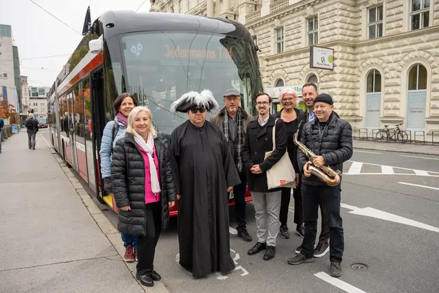 Stadtrundfahrt „Bitte einsteigen! Der Obus Jedermanns Tod“: Im Bild: v.l.: Archivarin u. Historikerin Silvia Panza-Schmoller, Stadträtin Andrea Brandner, O-Bus Fahrer Ernst Steiner, Historiker Gerhard Ammerer, Archivar u. Historiker Lukas Fallwickl, Team Vielfalt Anja Hagenauer, Geschäftsführer der Salzburg Linien Reinhard Gassner sowie Saxophonist Peter Niederreiter | Foto: Stadt Salzburg