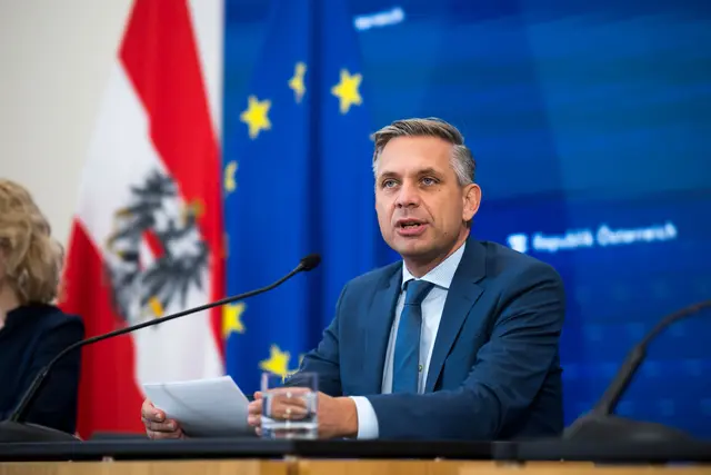Wirtschaftsminister Hattmannsdorfer lehnt ein aufsichtsbehördliches Verfahren gegen die Wirtschaftskammer ab und fordert stattdessen eine sachliche Diskussion. | Foto: BKA