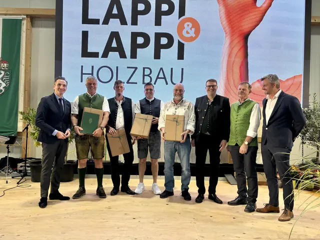 Dietmar Schweiggl (li) und Reinhard Hansmann (re) überreichten gemeinsam mit Bernhard und Josef Lappi die Urkunde und Geschenke an die verdienten Mitarbeiter Manfred Kargl, Stefan Lappi, Günther Mühlmann und Franz Vollmann. | Foto: Brigitte Gady