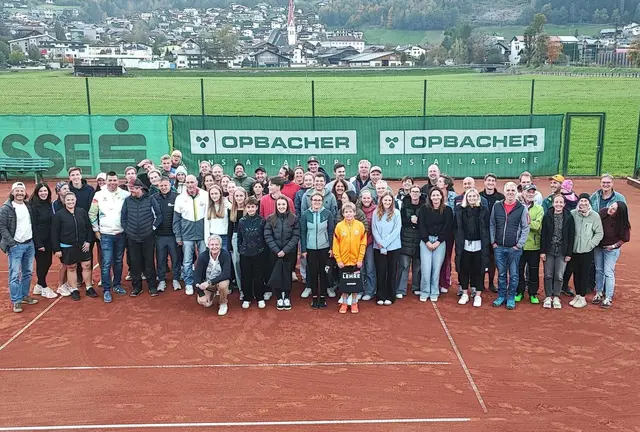 Das Gruppenfoto beim Mixed-Doppelturnier in Fügen ist bereits Tradition. Es war auch dieses Jahr ein starkes Teilnehmerfeld. | Foto: privat