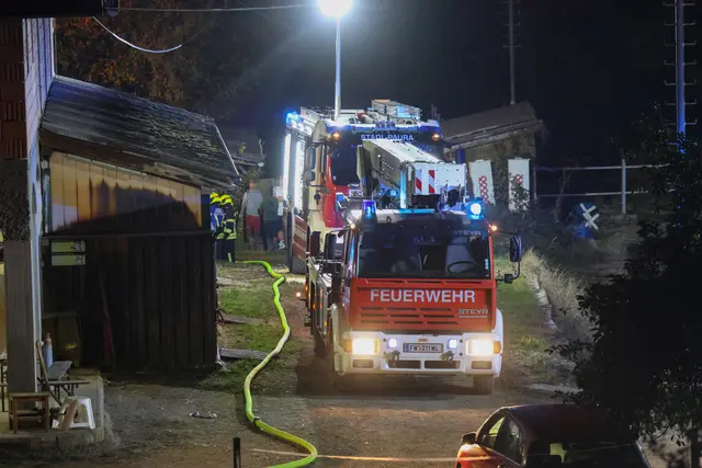 Löscheinsatz der Feuerwehr Stadl-Paura: Die Floriani legten zuvor eine Wasserleitung, um den Brand eines Misthaufens zu bekämpfen. | Foto: laumat.at
