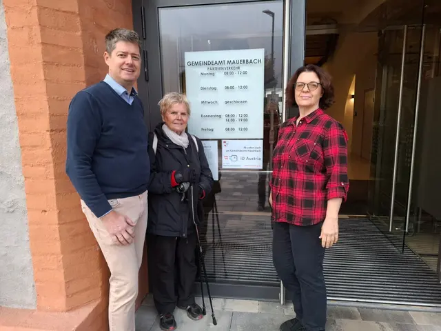 Vizebgm. Ing. Georg Kabas (Vorsitzender Digitalisierungsausschuss) und Amtsleiterin Ing. Huberta Weissmann mit Waltraud Sarny, die die 1. ID Austria - Registrierung am Mauerbacher Gemeindeamt vornahm. | Foto: Gemeinde Mauerbach