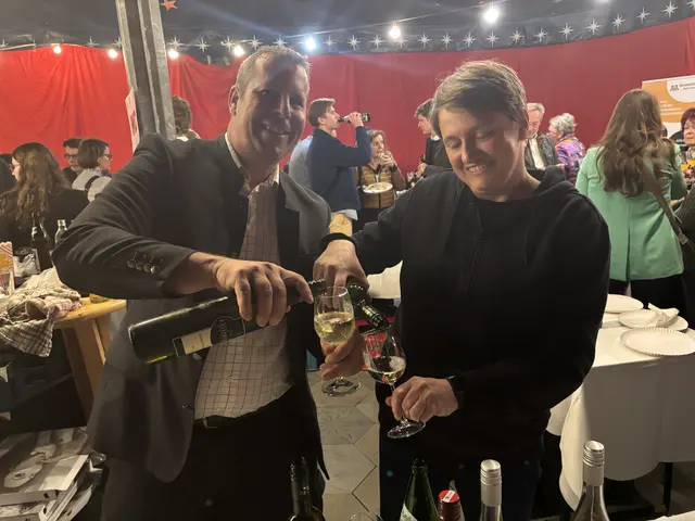 Weinlieferant Johannes Friedberger aus Bisamberg bei der fröhlichen Ausschank.  | Foto: Wolfgang Ilkerl