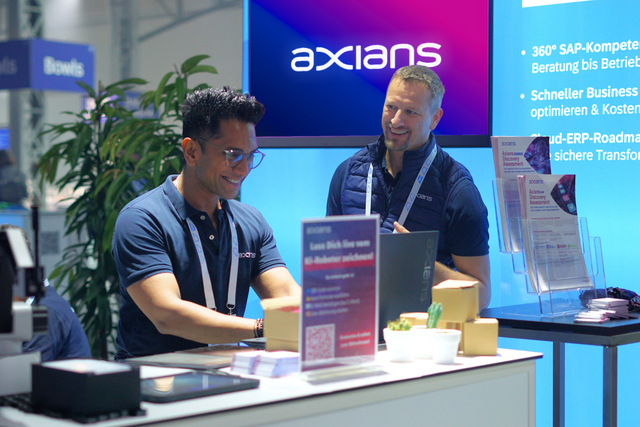 Am Axians-Messtand. | Foto: Axians