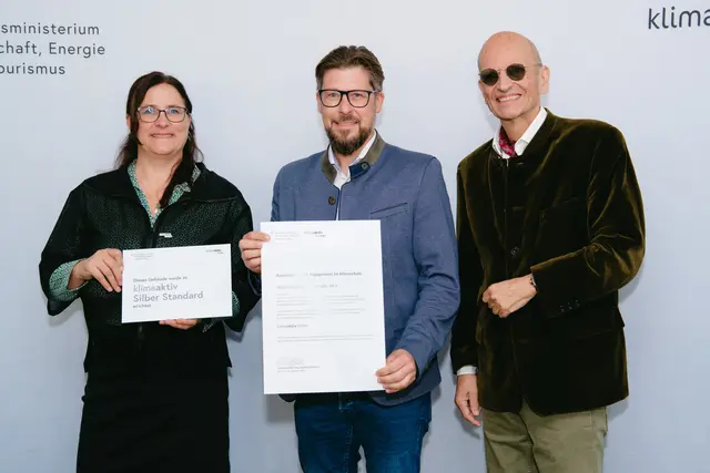 klimaaktiv Silber für die Wohnanlage Rudner Straße, BA II in Griffen.
Im Bild: Gottfried Ramsbacher, Peter Kusstatscher und Katharina Kowalski | Foto: BMWET/APA-Fotoservice/Stefan Reichmann
