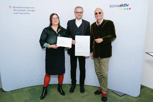 klimaaktiv Gold für die Planung der Sanierung des Büro- und Wohngebäudes in Velden am Wörthersee.
Im Bild: Gerhard Kopeinig, Peter Kusstatscher und Katharina Kowalski. | Foto: BMWET/APA-Fotoservice/Stefan Reichmann