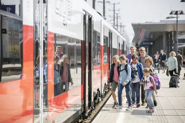Cityjet am Bahnhof mit einsteigenden Fahrgästen | Foto: ÖBB/Harald Eisenberger