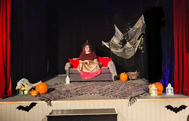 Die kindgerechte Lesung steht im Namen von Halloween. Angst braucht man aber keine haben.  | Foto: D. Kucera