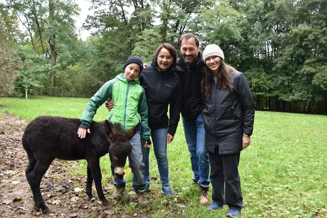 Zwergesel Ferdinand mit seiner Namensgeberin Elisabeth Zehetner ihrem Gatten Thomas und den Kindern Matthias und Raphaela. | Foto: Herbert Stoschek