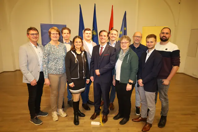 Dem neuen Gemeindeparteiobmann Stadtrat Reinhard Litschauer (M.) und seinem Parteivorstand dankte Abgeordneter Franz Linsbauer (li.). | Foto: Herbert Gschweidl