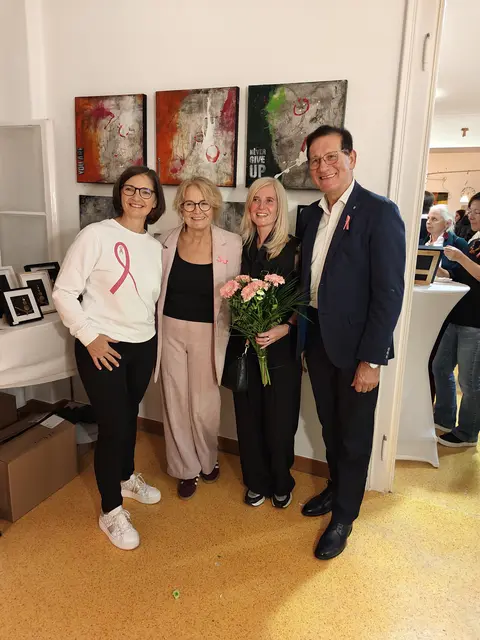 Maria Zachs, Susanne Kunz und Bgm. von Marz, Gerald Hüller, mit der Künstlerin Andrea Scheiber, die heuer erstmals an der Pink Ribbon Vernissage teilnahm.   | Foto: Eva Lacher-Dörfler