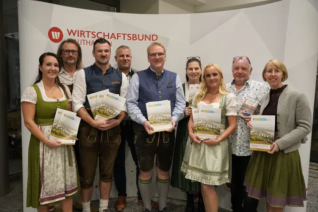 Julia Haider, Dietmar Heigl, Leonhard Sallinger, Gerald Wiesbauer-Pfleger, Michael Aichberger, Renate Wagner, Birgit Puchberger, Autor Erich Weidinger und Wirtschaftsbund-Bezirksobfrau Eveline Grabmann. | Foto: Wirtschaftsbund Mauthausen