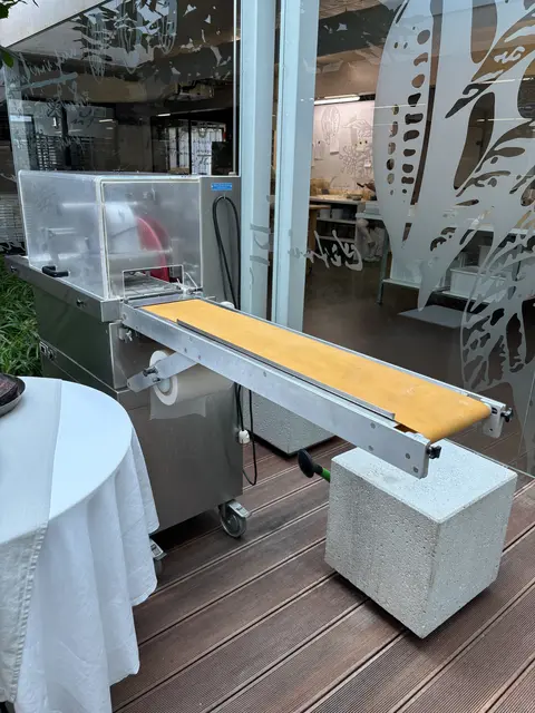 Mit dieser Maschine hat die Pralinenproduktion im Hause Berger vor 31 Jahren begonnen. | Foto: Sarah Braun