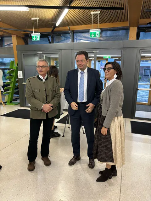 Bundesminister Norbert Totschnig wurde von Hafendorf-Direktor Peter Ansperger und LAbg. Cornlia Izzo in Empfang genommen. | Foto: MeinBezirk/Angelika Kern