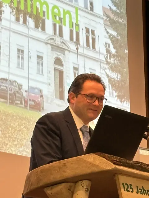 Bundesminister Norbert Totschnit bei seiner Festrede. | Foto: MeinBezirk/Angelika Kern