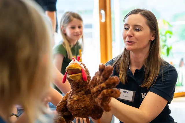 Henne "Berta" erklärt den Kindern spielerisch, worauf es ankommt. | Foto: KFV/Michael Sabotha