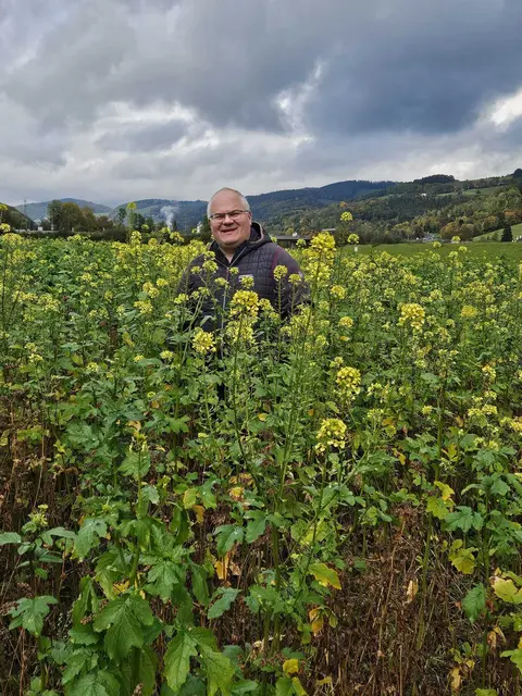 Thomas Handler in Mitten einer Begrünungskultur im Bezirk Neunkirchen. | Foto: privat