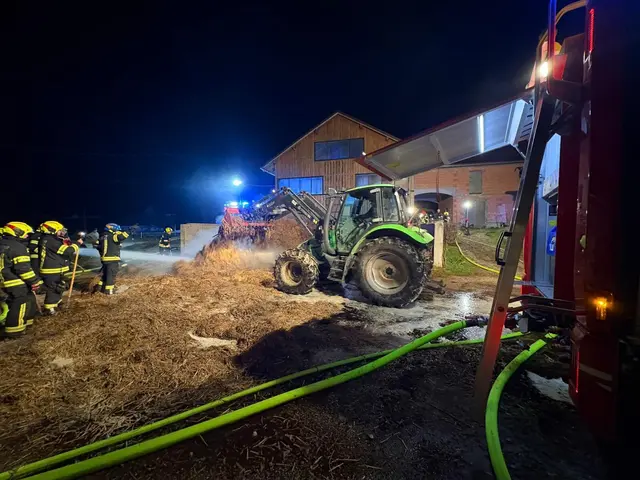 Feuerwehr und Landwirt löschen einen brennenden Misthaufen in Stadl-Paura und können den Hof und die Tiere vor den Flammen bewahren. | Foto: Feuerwehr Stadl-Paura
