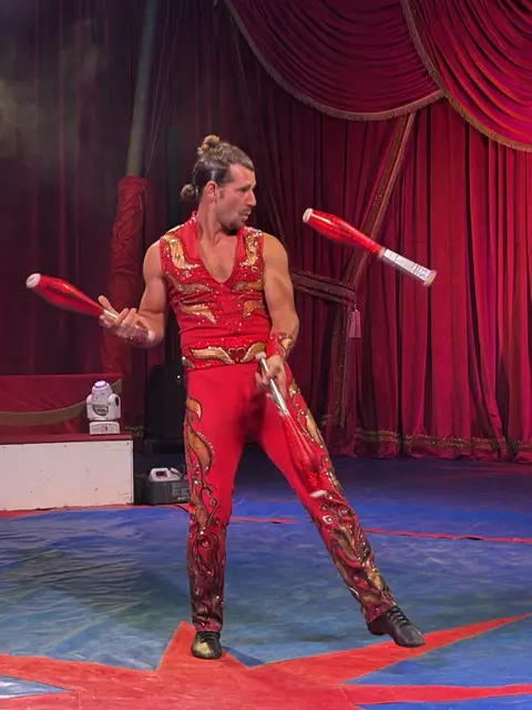 Zirkusdirektor Alexander Schneller: "Jonglieren kann man auch im Leben gut gebrauchen!"  | Foto: Wolfgang Ilkerl