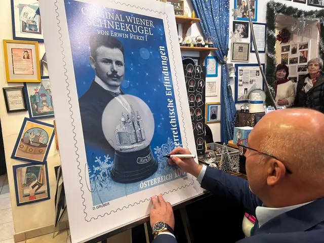 Die neue Briefmarke gedenkt dem 125-jährigen Bestehen der Schneekugel aus Hernals.   | Foto: BV17