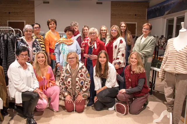 Insgesamt 16 Models im Alter zwischen 23 und 78 Jahre präsentierten die aktuelle Herbstmode | Foto: Riegler