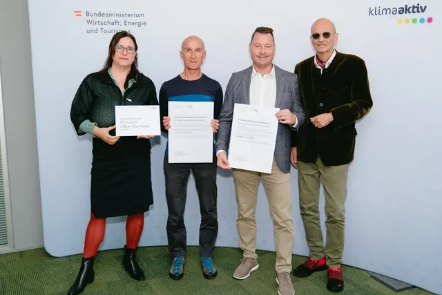 klimaaktiv Silber für die Planung der Wohnanlage Reconstructing Spittal, BA3 Riegel und Turm in Spittal.
Im Bild: Reinhard Hutter, Jürgen Warum, Peter Kusstatscher und Katharina Kowalski
 | Foto: BMWET/APA-Fotoservice/Stefan Reichmann