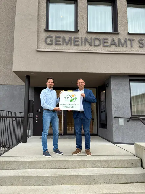 Thomas Grillmair lädt die Gemeindebürger gemeinsam mit Bürgermeister Weiringer dazu ein, Teil der neuen EEG zu werden. | Foto: Gemeinde Sipbachzell