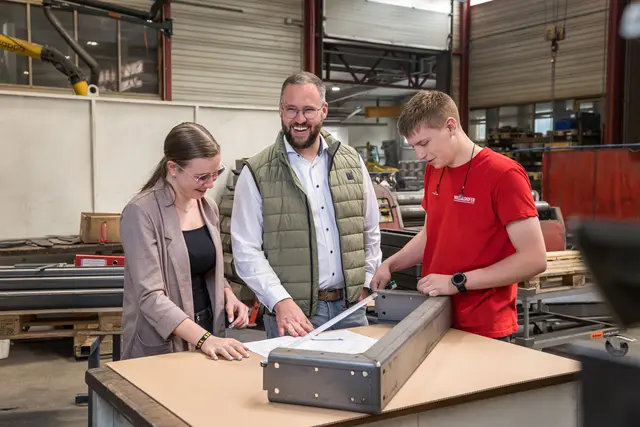 Geschäftsführer Mathias Willingshofer (M.) hat Aufträge aus aller Welt. | Foto: NH Pictures