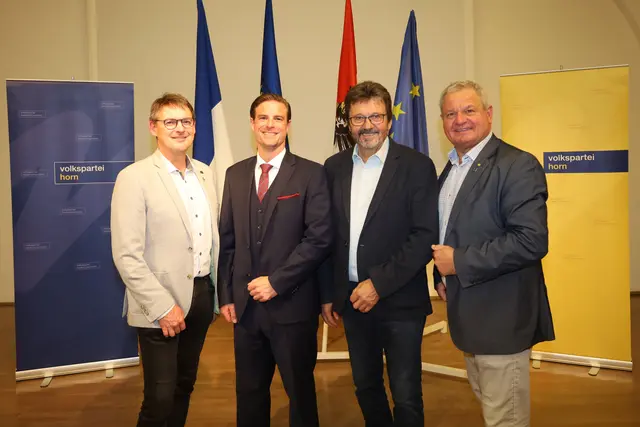 Abgeordneter Linsbauer, Bezirksparteigeschäftsführer Gschweidl und Bürgermeister Lentschig gratulierte dem neuen Gemeindeparteiobmann Reinhard Litschauer. | Foto: Maria van Dyck