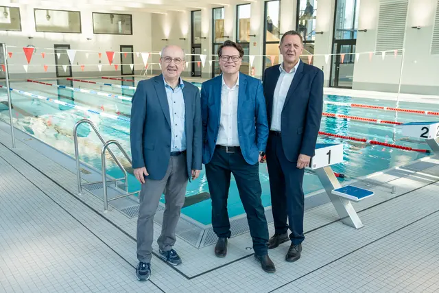 MA44-Chef Hubert Teubenbacher, Jürgen Czernohorszky und Thomas Steinhart (beide SPÖ) in Simmerings neuer Schwimmhalle.  | Foto: Valentina Marinelić/MeinBezirk