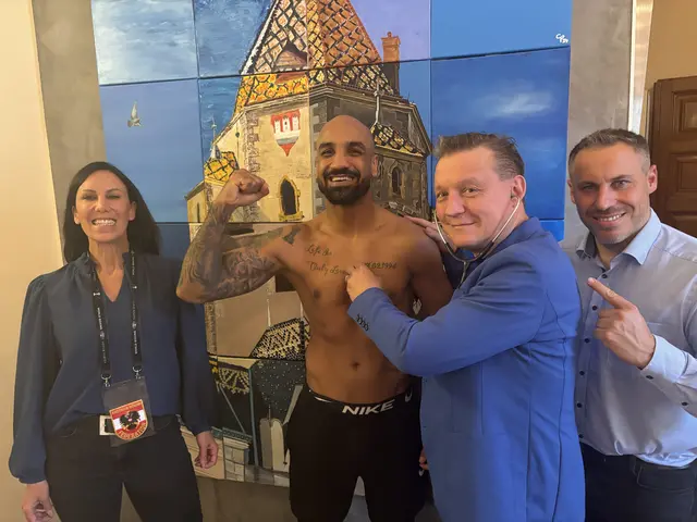 Boxpräsidentin Marion Palatin, Faustkämpfer Mobin Khahrazeh, Verbandsarzt Wolfgang Fiebinger sowie Ringsprecher beim Medizincheck.  | Foto: Wolfgang Ilkerl