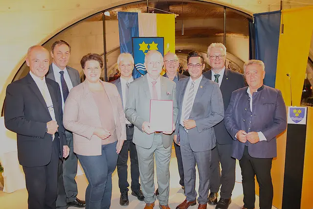 Andreas Ramharter (Bgm. Leobersdorf), Straßenbaudirektor Josef Decker, Natascha Bartl (Bgm. Furth), Weissenbachs Ortschef Gerhard Leutgeb, Johann Miedl, Ortsvize Josef Ungerböck, Daniel Pongratz (Bgm. Pottenstein), Christoph Kainz und Bürgermeister Alfred Artmäuer aus Günselsdorf. | Foto: Manfred Wlasak