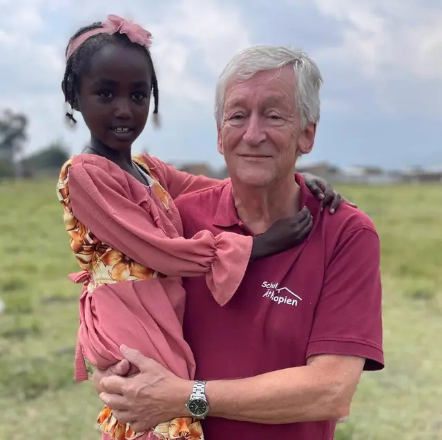 Peter Krasser mit einem äthiopischen Schulkind | Foto: MfM