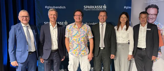 Von links: Franz Astleithner (Sparkasse), Peter Appl (Wiener Städtische), Didi Sommer (Kabarettist) sowie Anton Miesenberger, Karin Freudenthaler und Friedrich Berger (alle Sparkasse). | Foto: Sparkasse Pregarten-Unterweißenbach