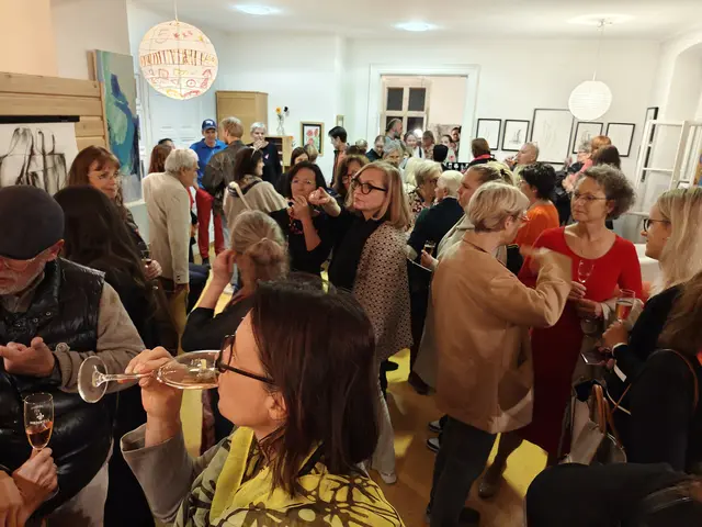 Zahlreiche Gäste nutzten an diesem Abend die Gelegenheit, um die  Vernissage zu besuchen und die gute Unterhaltung bei kleinen Köstlichkeiten zu genießen.   | Foto: Eva Lacher-Dörfler