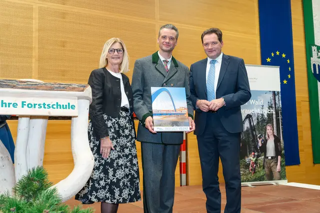 Bgm. Susanne Kaltenegger und Schuldirektor Wolfgang Hintsteiner mit Bundesminister Norbert Totschnig. | Foto: MeinBezirk/Angelika Kern