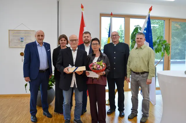 Bürgermeister Gerald Höchtel, GR DI Franziska Zahornicky, Ewald und Evelyne Pfeffer, GGR BR Andreas Spanring, Vizebürgermeister Josef Brandfellner, GR Alexander Buxbaum | Foto: Marktgemeinde Sieghartskirchen