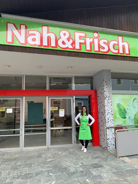 Lisa Tavare vor ihrem Geschäft im Zentrum von Spital am Semmering kurz vor der Eröffnung im Jahr 2000. | Foto: MeinBezirk