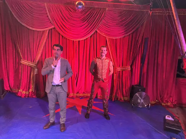 Korneuburgs Bürgermeister Christian Gepp führte als "zweiter Zirkusdirektor" neben Alexander Schneller durch den Galaabend.   | Foto: Wolfgang Ilkerl