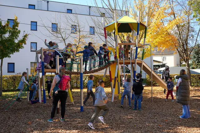 Die Kinder des Horts Harbach testeten voller Begeisterung die neuen Spielgeräte. | Foto: Florian Ferrazzi