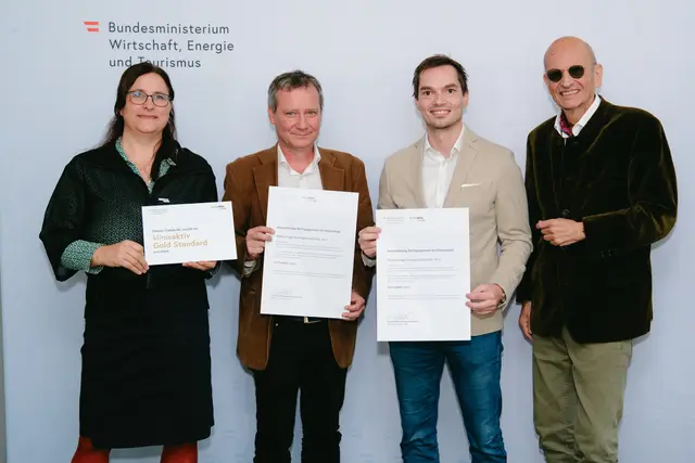 klimaaktiv Silber für die Wohnanlage Anzengruberstraße 34-1 und 2 in Klagenfurt.
Im Bild: Wolfram Stöby, Tobias Schmerlaib, Peter Kusstatscher und Katharina Kowalski. | Foto: BMWET/APA-Fotoservice/Stefan Reichmann