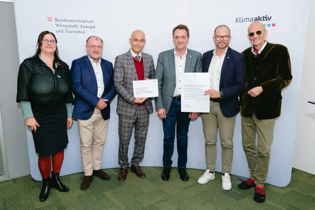 klimaaktiv Silber für die Planung der Wohnanlage Höpfnertraße, BA 3 in Althofen.
Im Bild: Winfried Pichorner, Gerhard Alberer, Karl Zußner, Alfred Groyer, Peter Kusstatscher und Katharina Kowalski. | Foto: BMWET/APA-Fotoservice/Stefan Reichmann