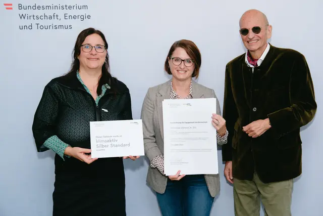klimaaktiv Silber für die Wohnanlage hiHarbach, Nr. 37/1 und 2 sowie Nr. 39 in Klagenfurt.
Im Bild: Gerlinde Peyker, Peter Kusstatscher und Katharina Kowalski | Foto: BMWET/APA-Fotoservice/Stefan Reichmann