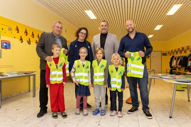 Bürgermeister Bernhard Karnthaler, Volksschuldirektor Judith Moser-Schachinger, GGR Markus Kitzmüller-Schütz, GGR David Diabl mit Kilian, Charlotte, Laurin und Rosalie 
 | Foto: Gemeinde / Hübl