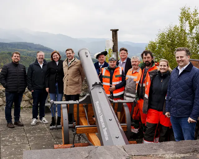 Da ist sie wieder, frisch renoviert und glänzend: Die Kanonen-Attrappe auf Burg Oberkapfenberg. Die Freude darüber ist offenbar bei allen Beteiligten groß. | Foto: Stadtgemeinde Kapfenberg