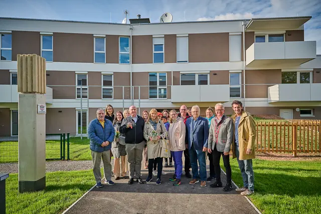 Die Ehrengäste bei der feierlichen Wohnungsübergabe.  | Foto: SGN